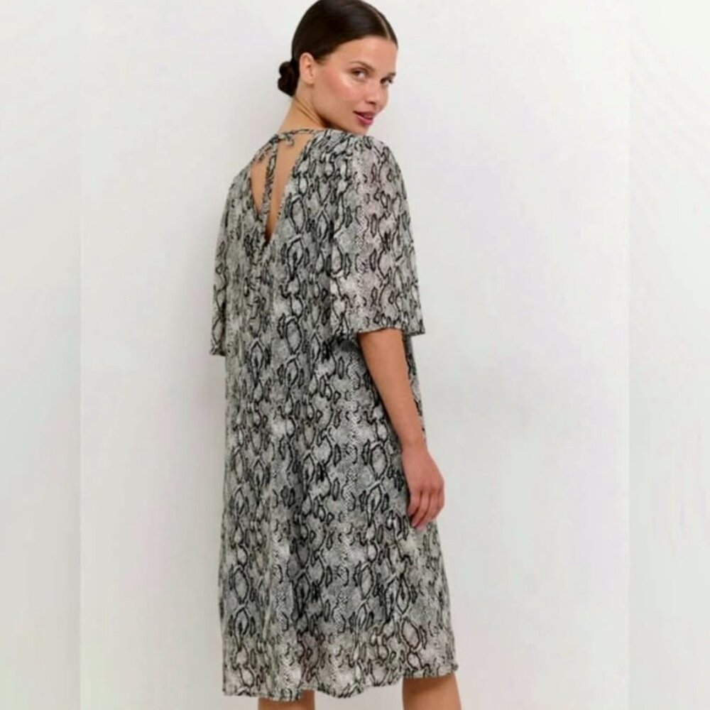 6 (36) Kaffe Copenhagen. Snake print, lined, V neckline, tie back, Worn once!